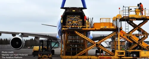 cargo-loading-large-aircraft-hydraulic-lift